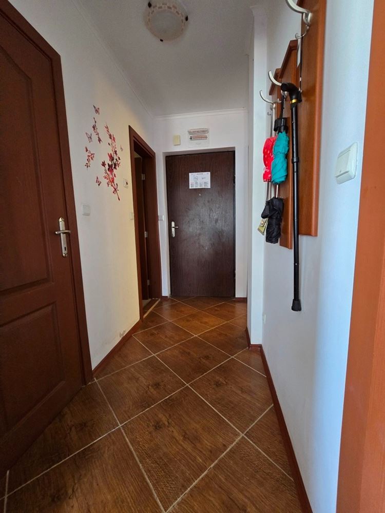 Prostorný apartmán se dvěma ložnicemi v moderním komplexu s bazény a výbornou infrastrukturou – připravený k nastěhování nebo investici