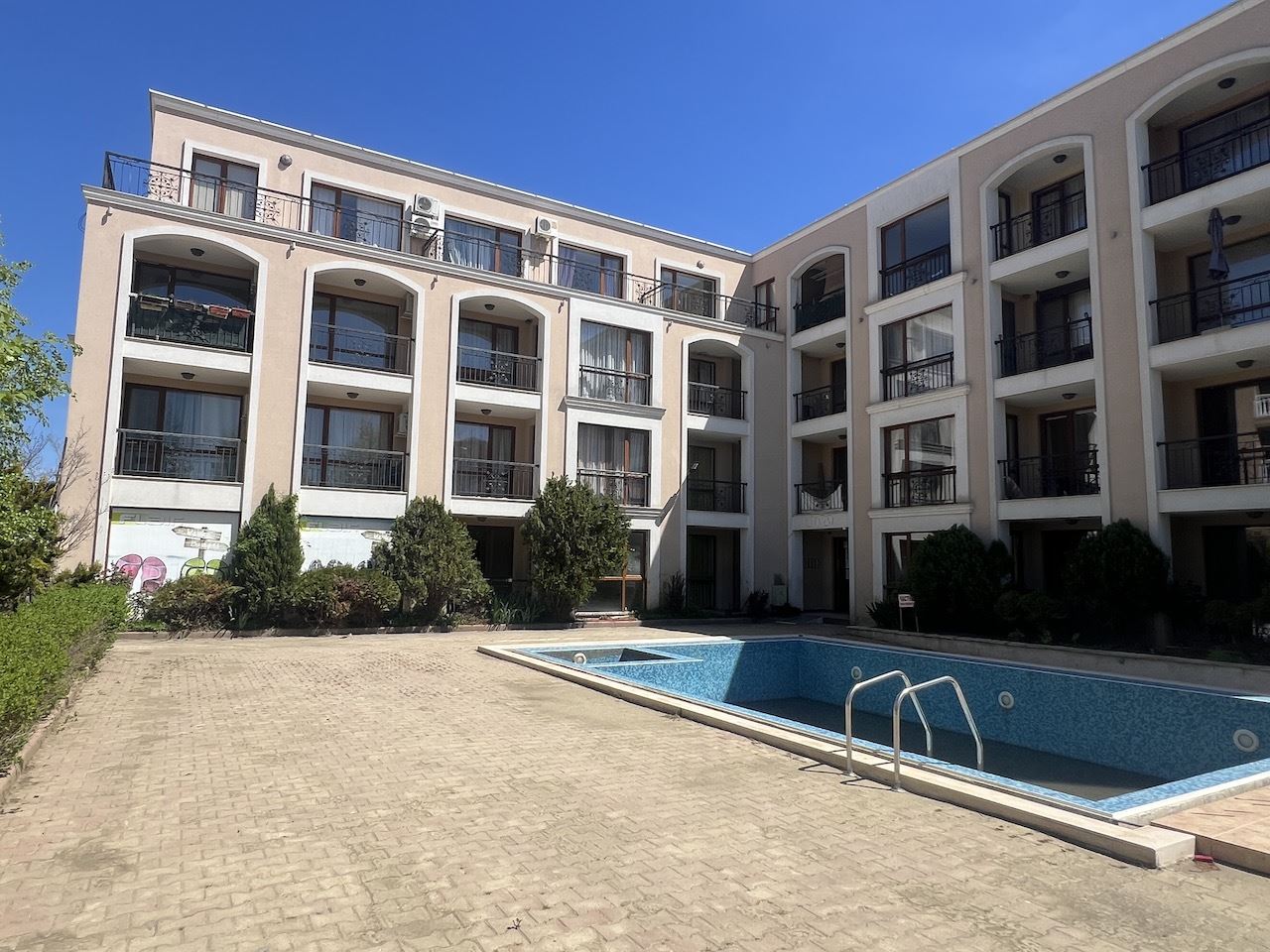 Útulné studio v srdci Elenite – jen pár minut od pláže, v uzavřeném komplexu s bazénem a skvělým zázemím