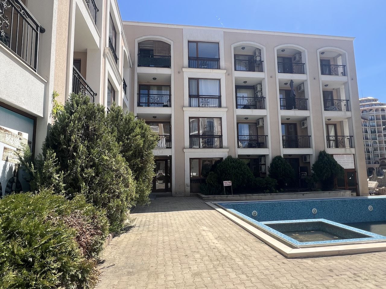 Útulné studio v srdci Elenite – jen pár minut od pláže, v uzavřeném komplexu s bazénem a skvělým zázemím