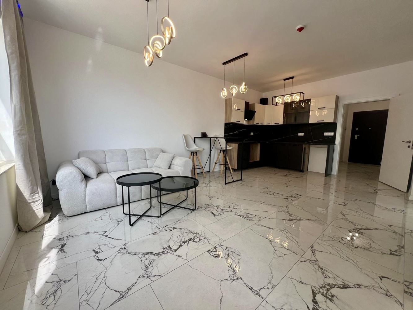 Moderní apartmán s jednou ložnicí s panoramatickým výhledem v prestižním komplexu – připraven k nastěhování