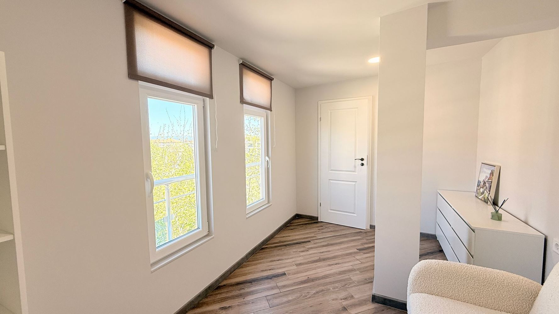 Luxusní apartmán se třemi ložnicemi na první linii v Ravdě – prostor, prestiž a úchvatné mořské panorama