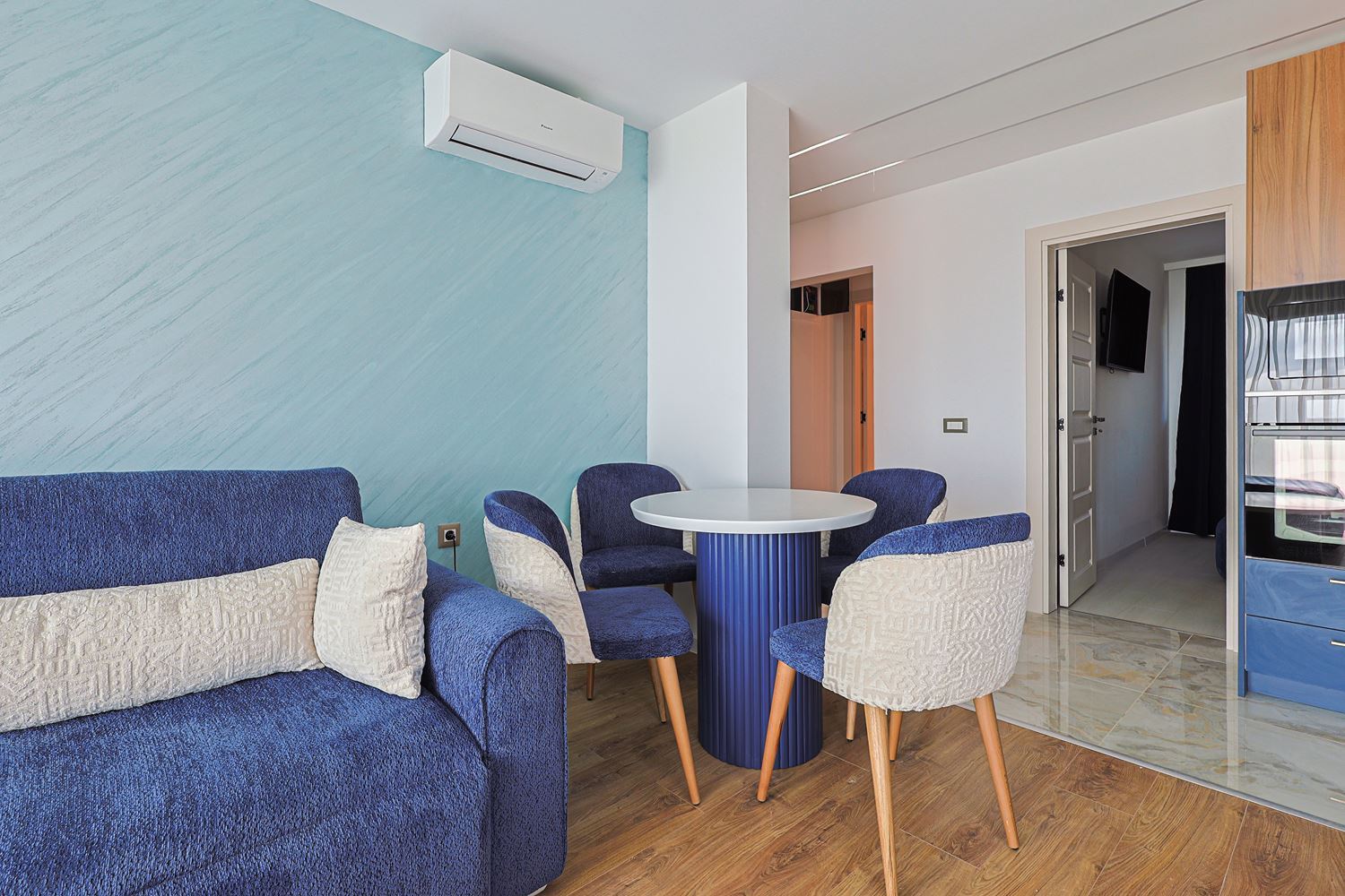 Dvoupokojový apartmán s výhledem na moře a designovou rekonstrukcí v zeleném komplexu ve Slunečném pobřeží