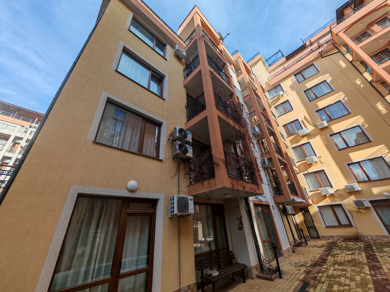 Apartmán se dvěma ložnicemi ve Sveti Vlas s vynikajícím vybavením v uzavřeném komplexu