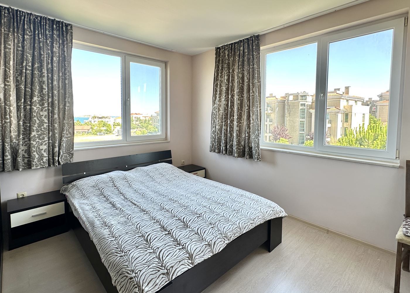 Prostorný apartmán s jednou ložnicí a panoramatickým výhledem na moře v Černomorci – připravený domov u moře