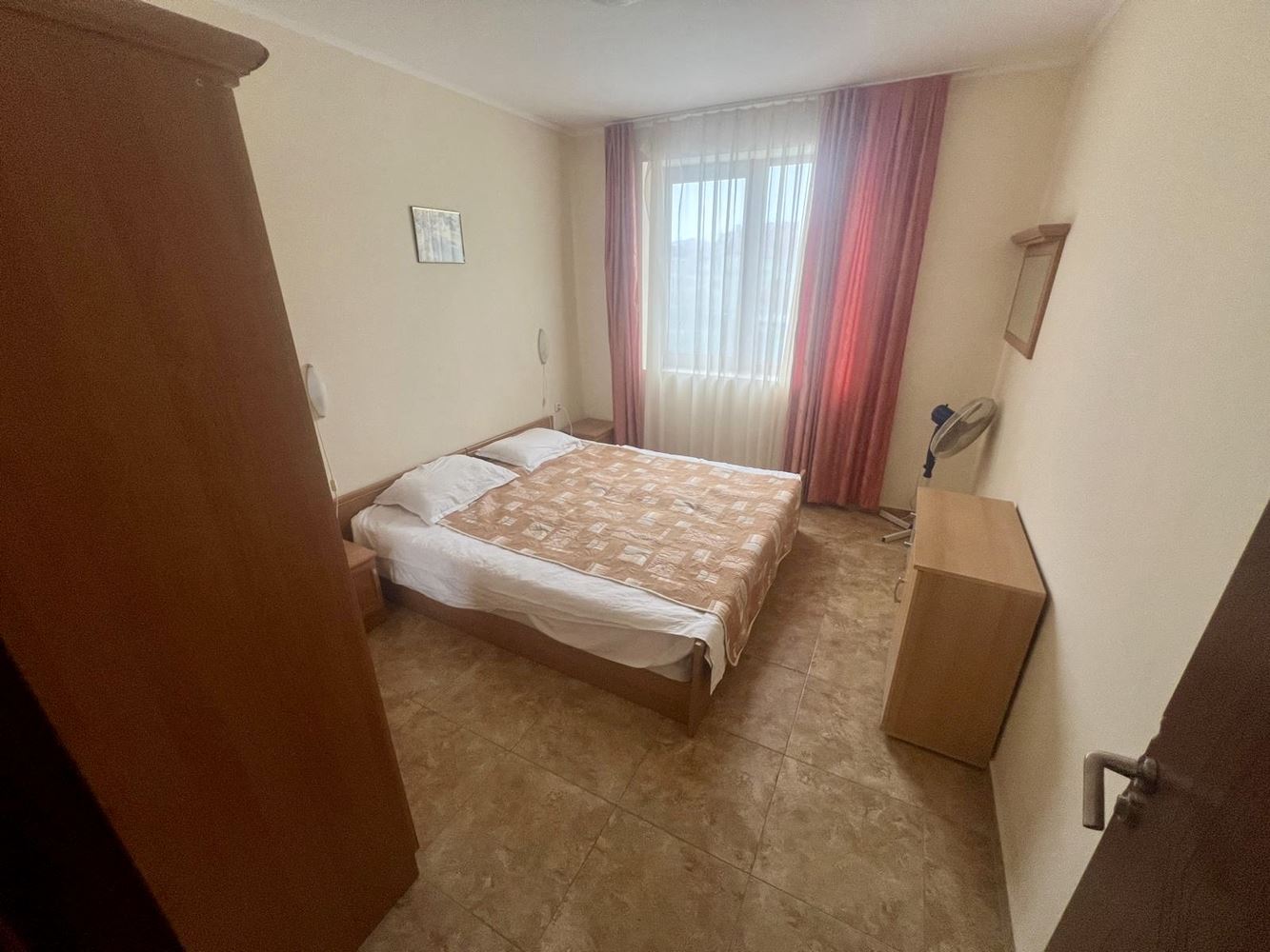 Prostorný třípokojový byt s výhledem na bazén v prestižním komplexu v Nesebaru