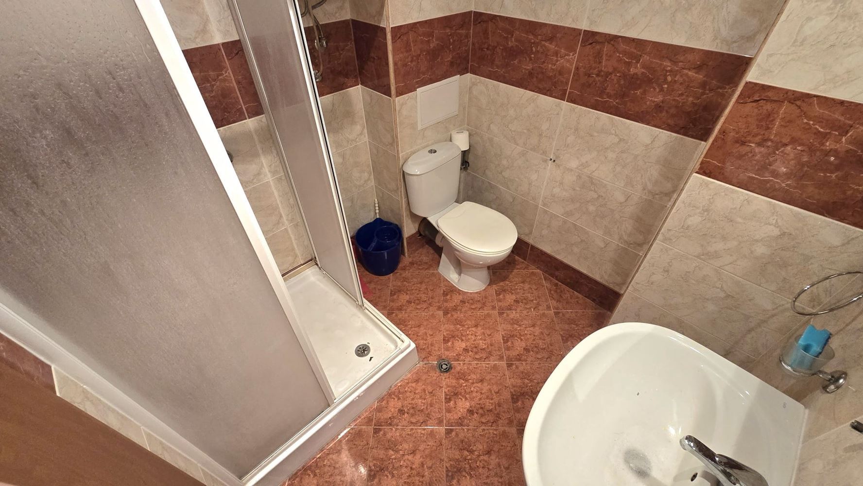 Světlé studio s výhledem na bazén v moderním komplexu na Slunečném pobřeží
