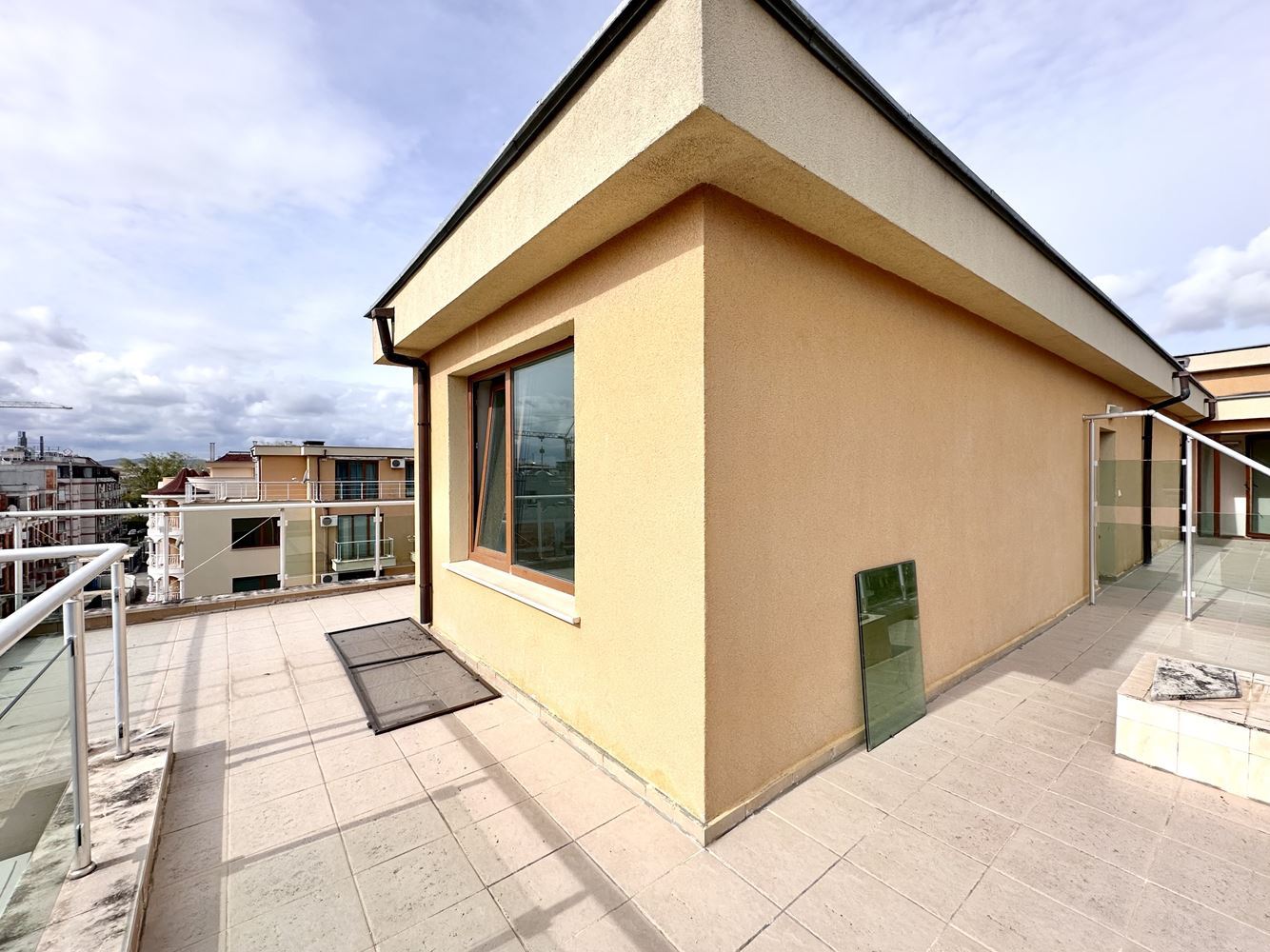  Prostorné studio s působivou panoramatickou terasou na Slunečním pobřeží