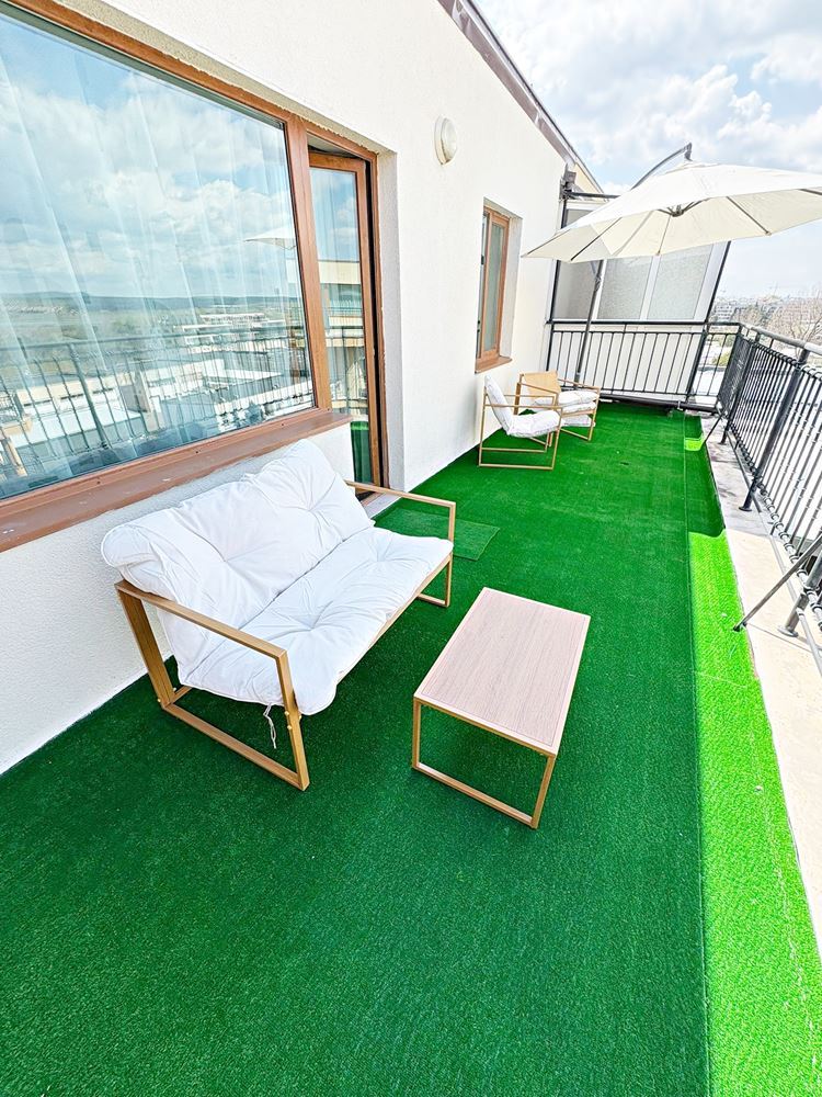 Stylový byt s jednou ložnicí s nízkým poplatkem za údržbu ve výborném komplexu na Slunečném pobřeží – připraven k nastěhování nebo investici