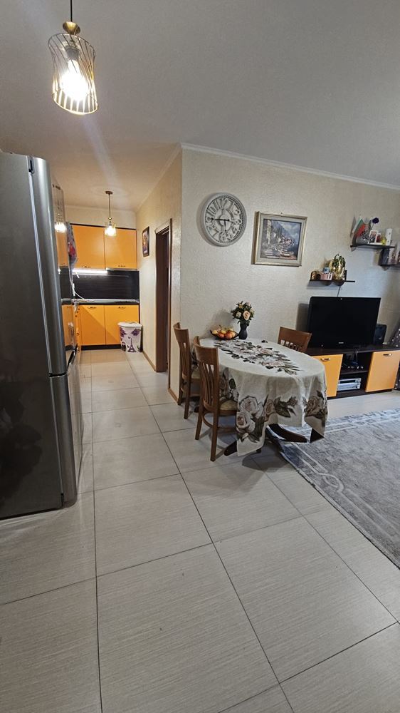 Třípokojový apartmán v uzavřeném komplexu ve Sveti Vlas – pouhých 300 m od pláže