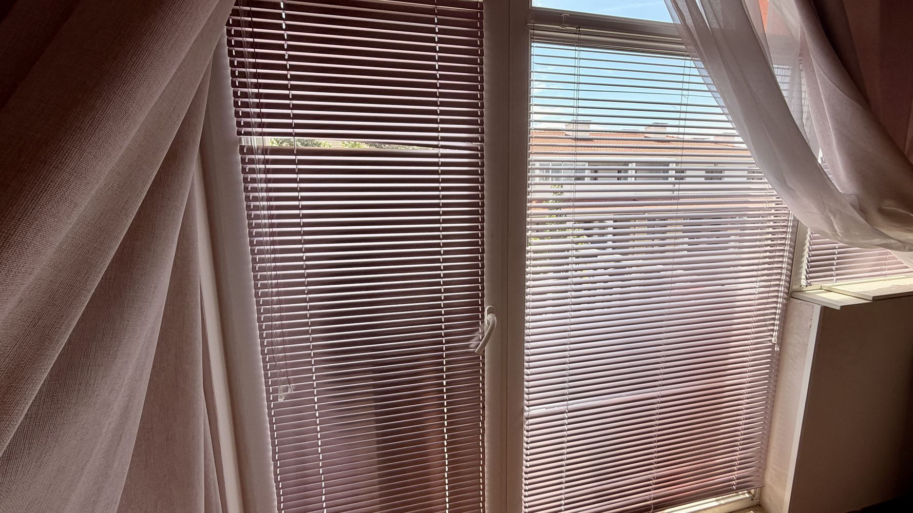 Apartmán s jednou ložnicí v Sunny Beach – klid, zeleň a komfort v srdci letoviska