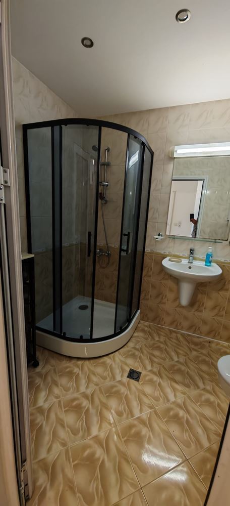 Prostorný byt se dvěma ložnicemi s výhledem na bazén a výborným zázemím komplexu