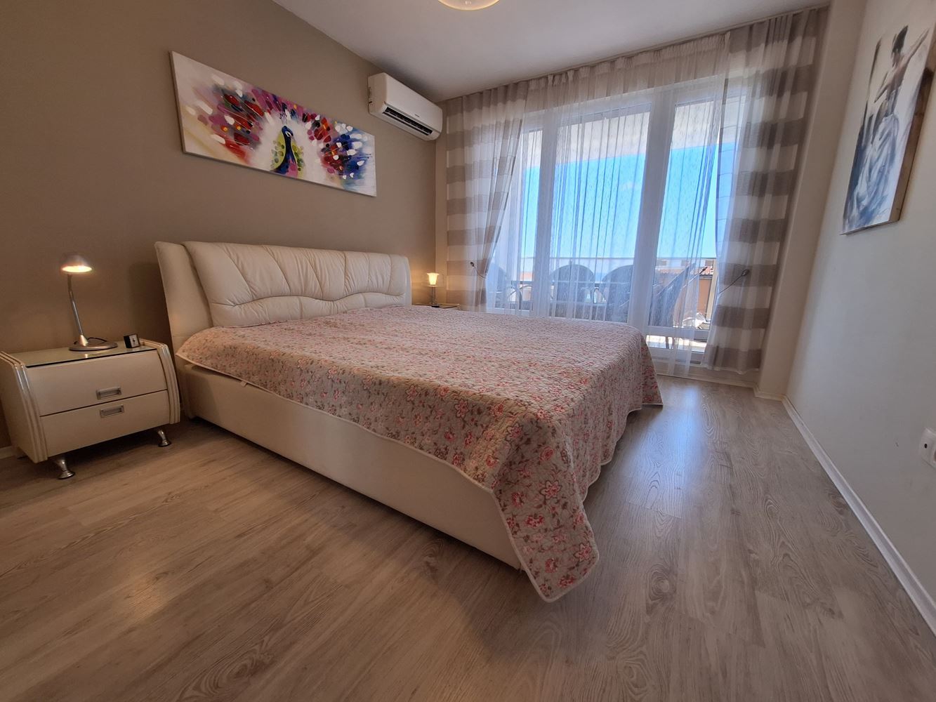 Prostorný apartmán se dvěma ložnicemi a parkovacím místem 200 metrů od moře ve Sveti Vlas