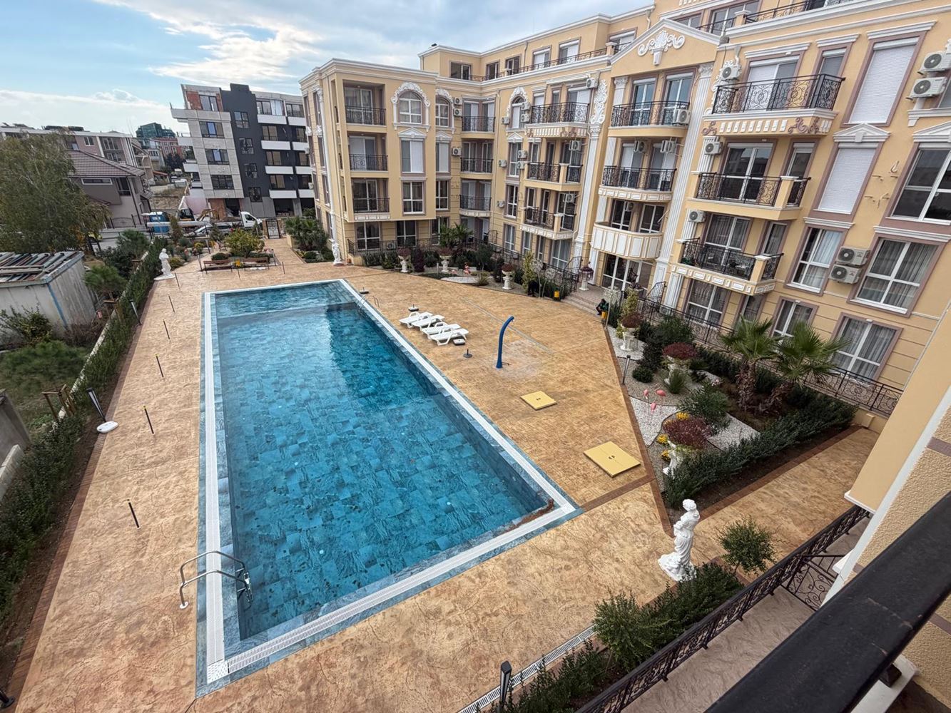 Apartmán se 2 ložnicemi v moderním komplexu s krásným zeleným prostředím v Ravdě