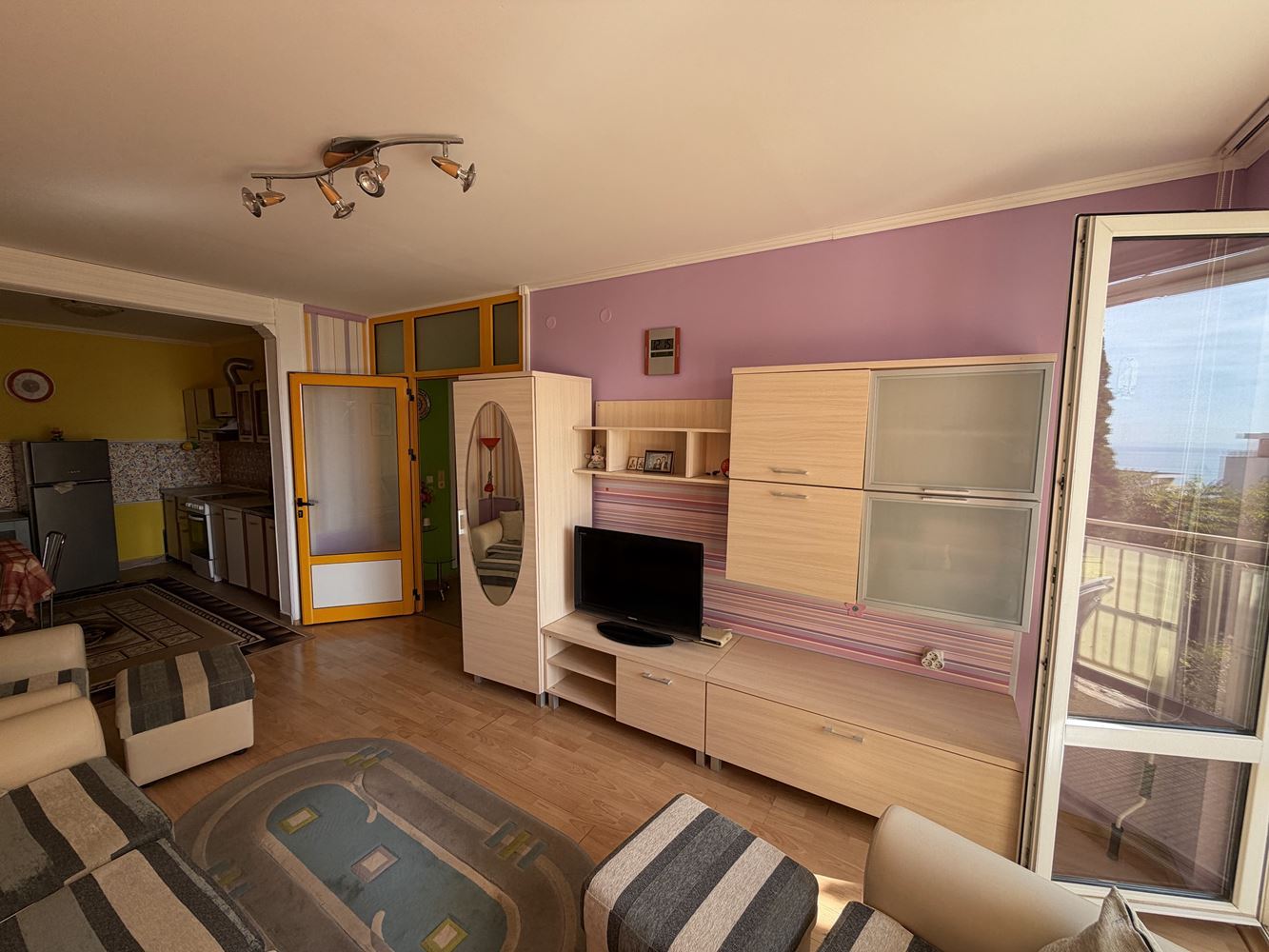 Apartmán s jednou ložnicí, prostornou terasou a výhledem na moře ve Sveti Vlas – 300 metrů od pláže