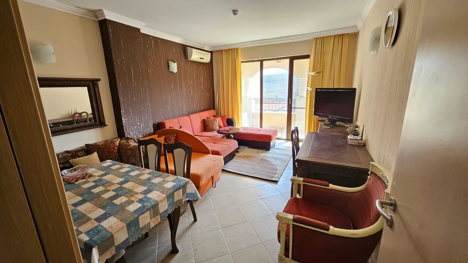 Prostorný byt s jednou ložnicí na první linii u moře v Carevu s kompletním vybavením