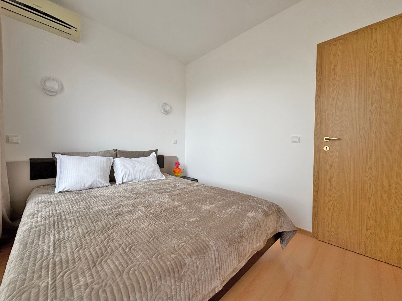 Prostorný apartmán se dvěma ložnicemi v srdci Slunečného pobřeží – komfort, lokalita a vynikající investice
