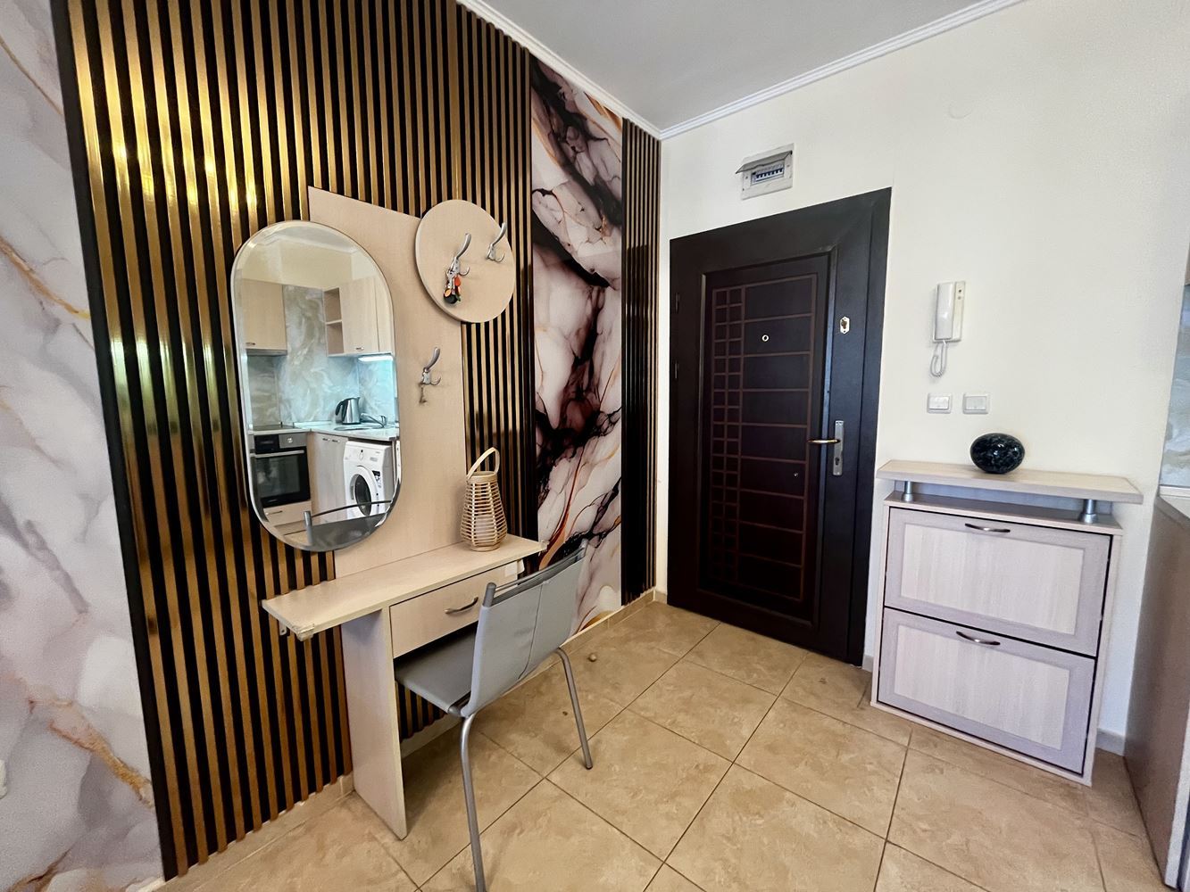 Prostorný apartmán se dvěma ložnicemi v Nesebaru – kompletně zařízený a připravený k nastěhování