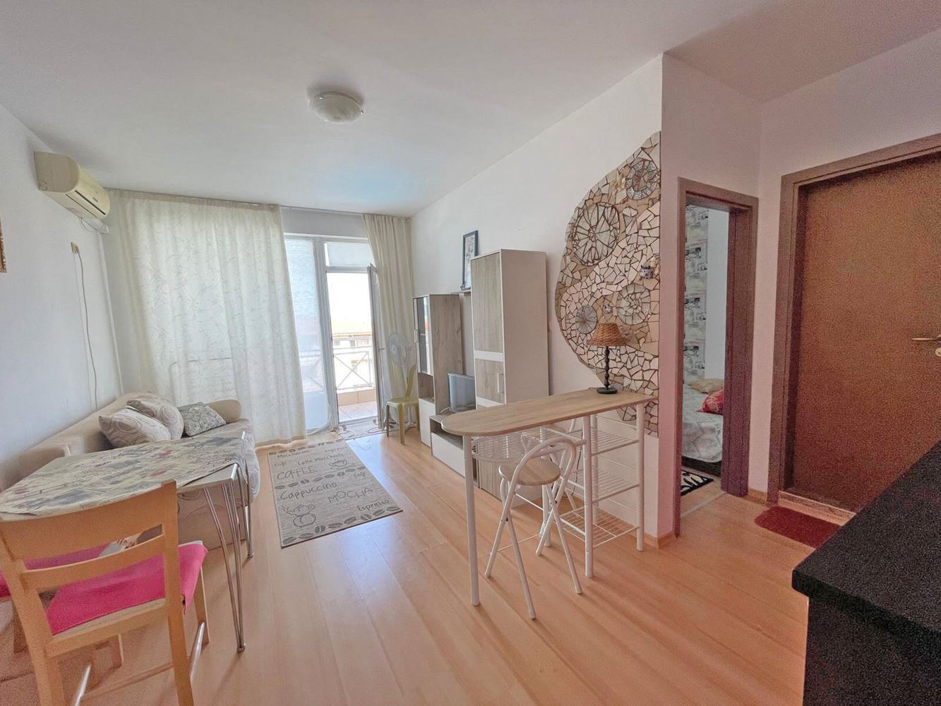 Apartmán s jednou ložnicí a výhledem na bazén v Slunečném pobřeží v komplexu s bohatou infrastrukturou