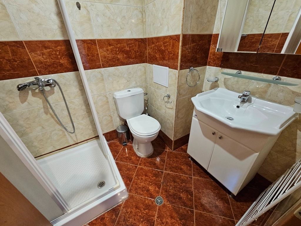 První linie u moře ve Sveti Vlas – prostorný byt se dvěma ložnicemi a vynikající infrastrukturou
