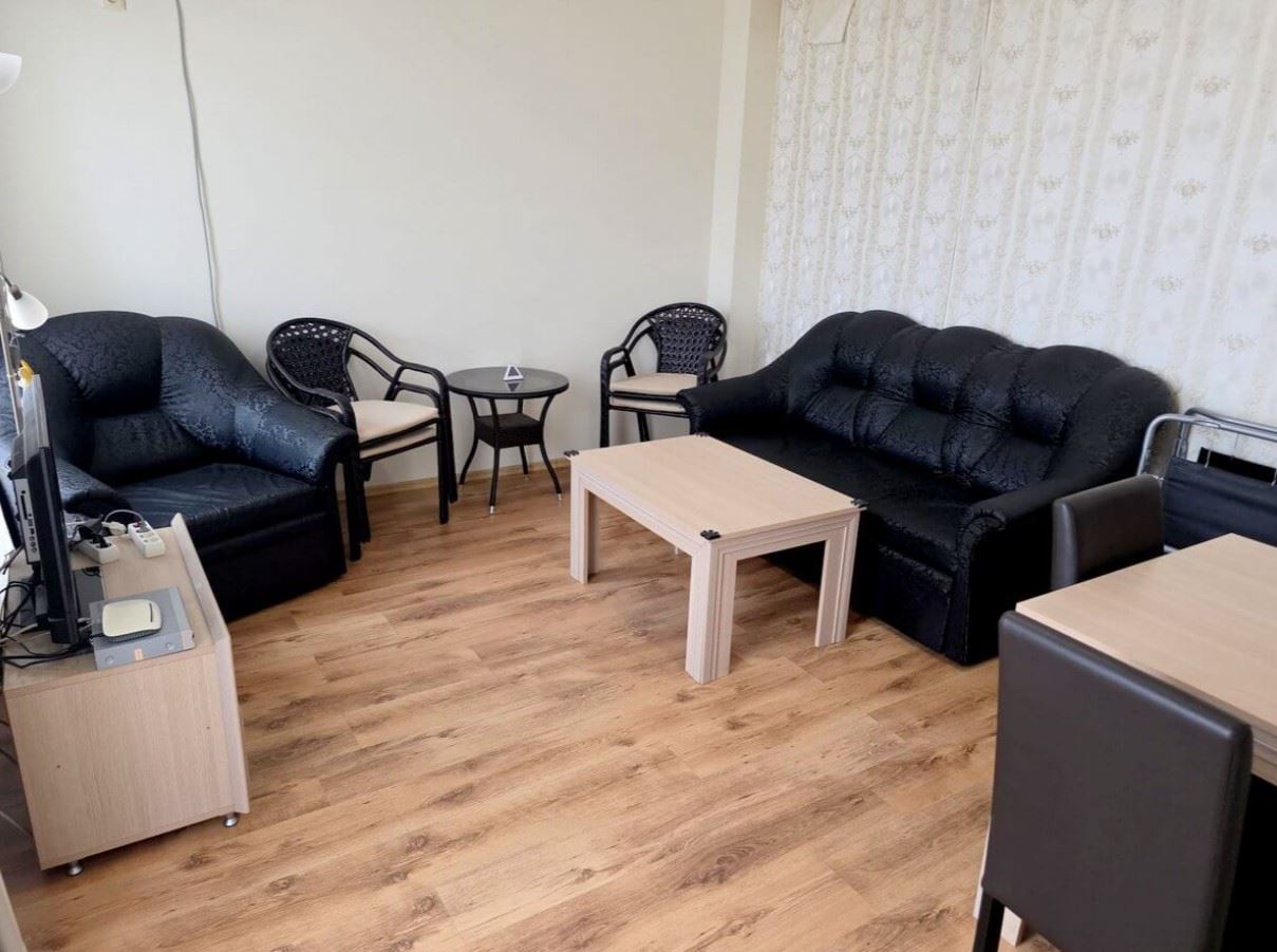 Prostorný apartmán s jednou ložnicí v klidném komplexu u moře v Ravdě