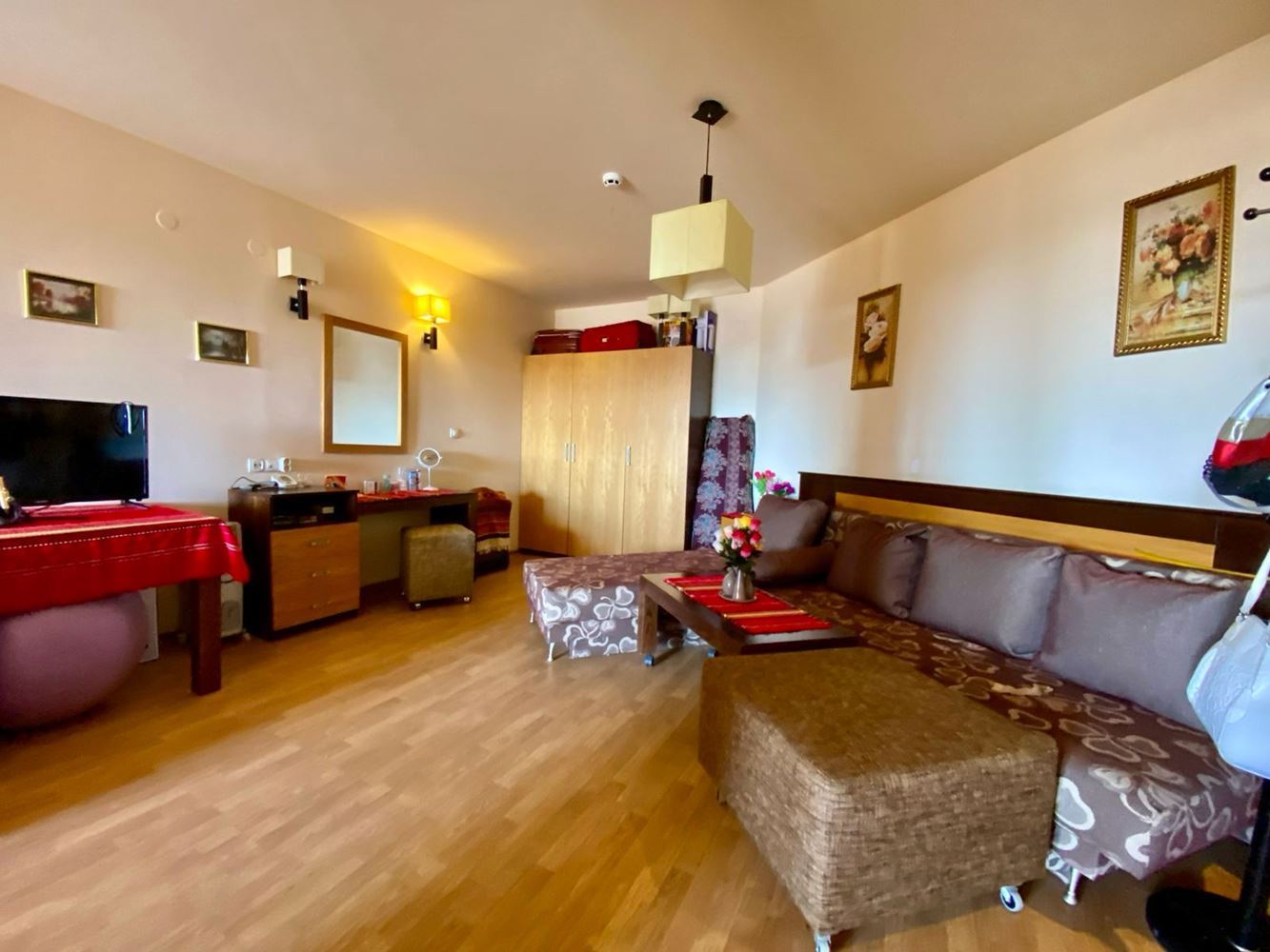 Prostorné plně zařízené studio s výhledem na bazén ve Slunečném pobřeží – komfort, klid a skvělá investice