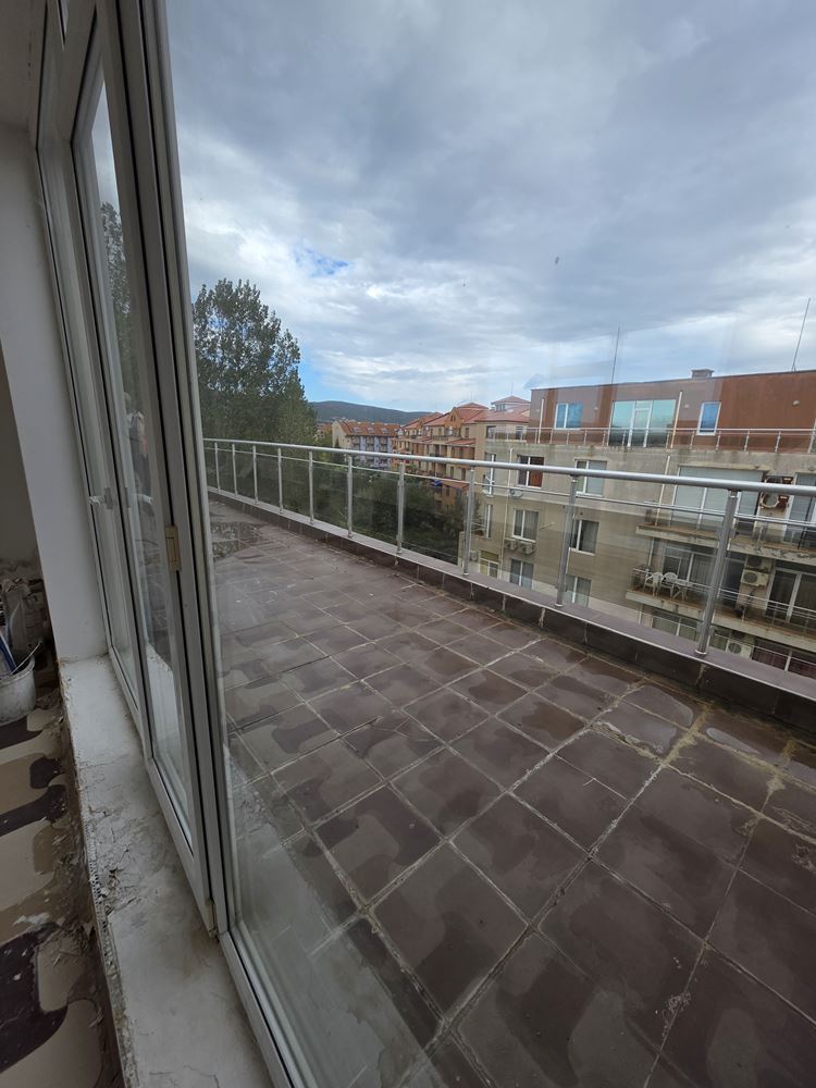 Byt se dvěma ložnicemi s obrovskou terasou 500 m od pláže ve Slunečném pobřeží – 148 m² a vynikající potenciál