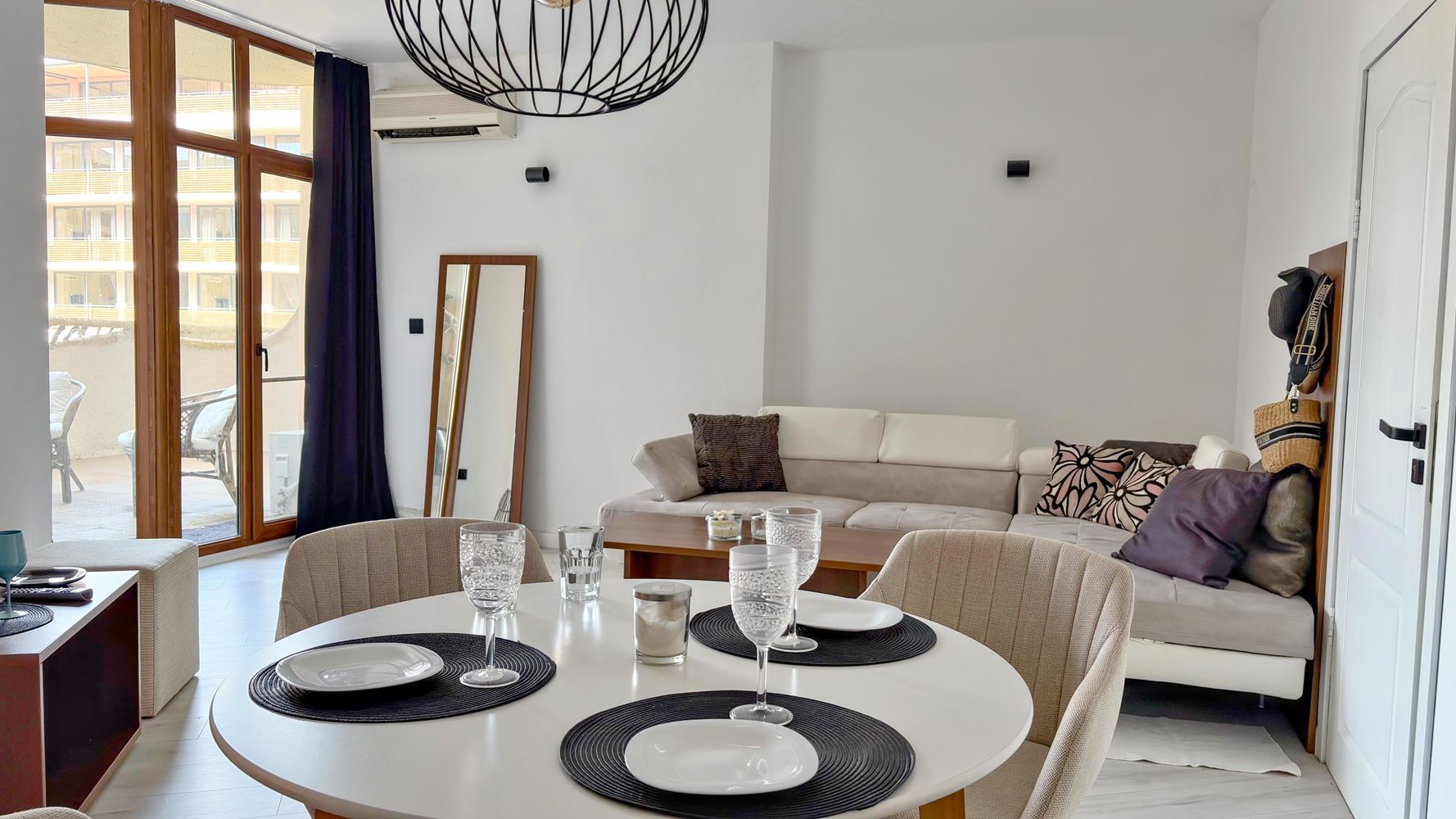 Stylový apartmán s jednou ložnicí 100 metrů od pláže na Slunečném pobřeží – komfort, luxus a skvělá lokalita