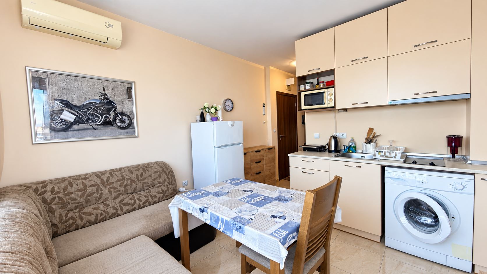 Útulný menší apartmán s jednou ložnicí v komplexu s bazénem a nepřetržitou ostrahou