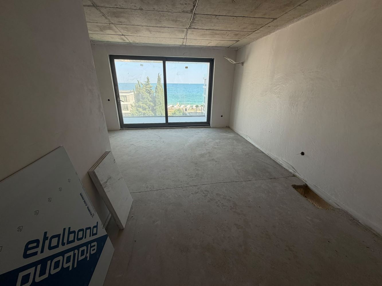 Apartmán s jednou ložnicí s přímým panoramatickým výhledem na moře v Ravdě – prvotřídní komfort a výhled z každého obytného pokoje