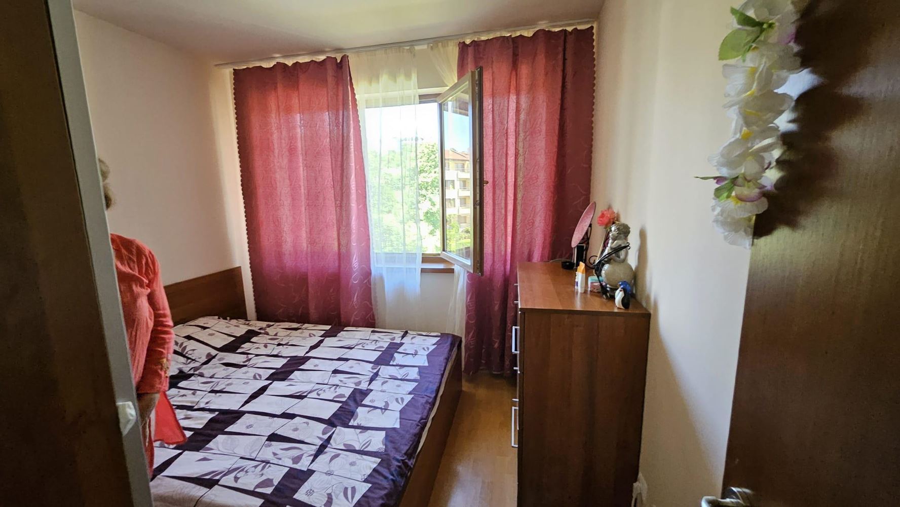Mořské panorama a komfort pouhých 100 metrů od pláže! Zařízený apartmán s jednou ložnicí v komplexu v Byale