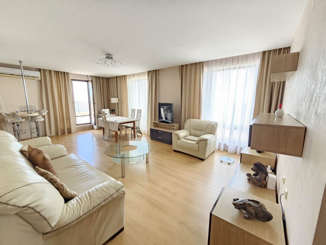 Sveti Vlas – apartmán se třemi ložnicemi s přímým panoramatickým výhledem na moře v komplexu na první linii