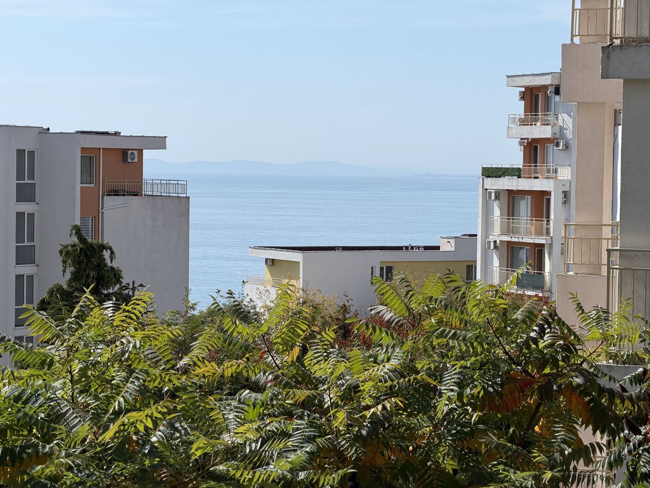 Apartmán s jednou ložnicí, prostornou terasou a výhledem na moře ve Sveti Vlas – 300 metrů od pláže