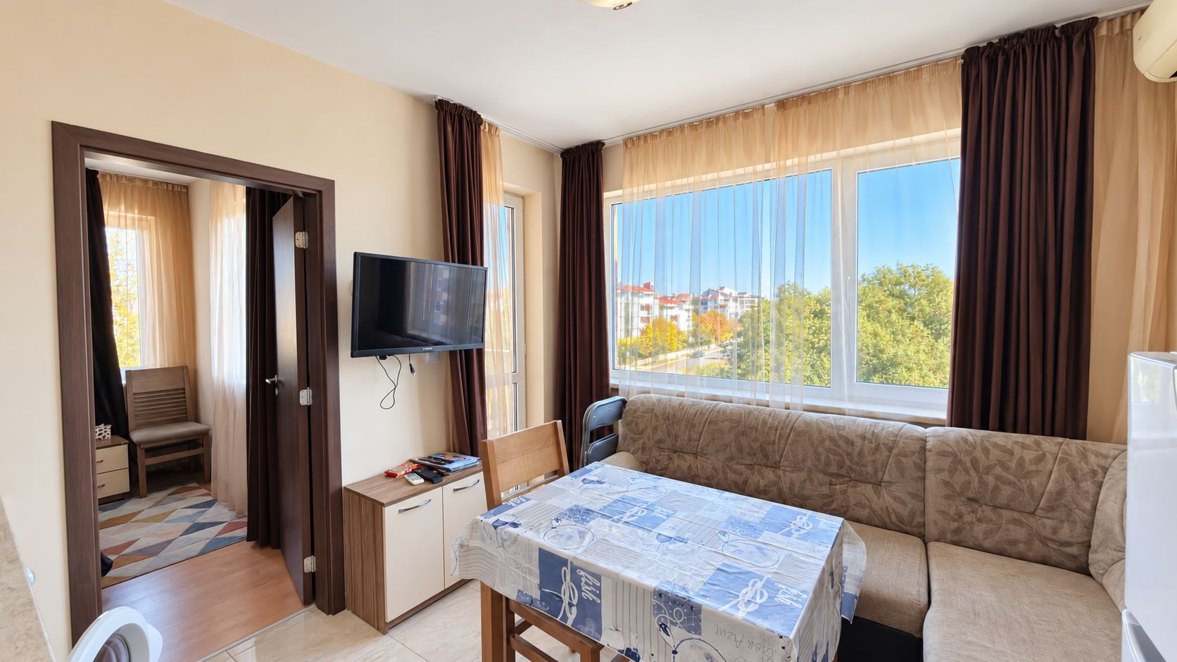 Útulný menší apartmán s jednou ložnicí v komplexu s bazénem a nepřetržitou ostrahou