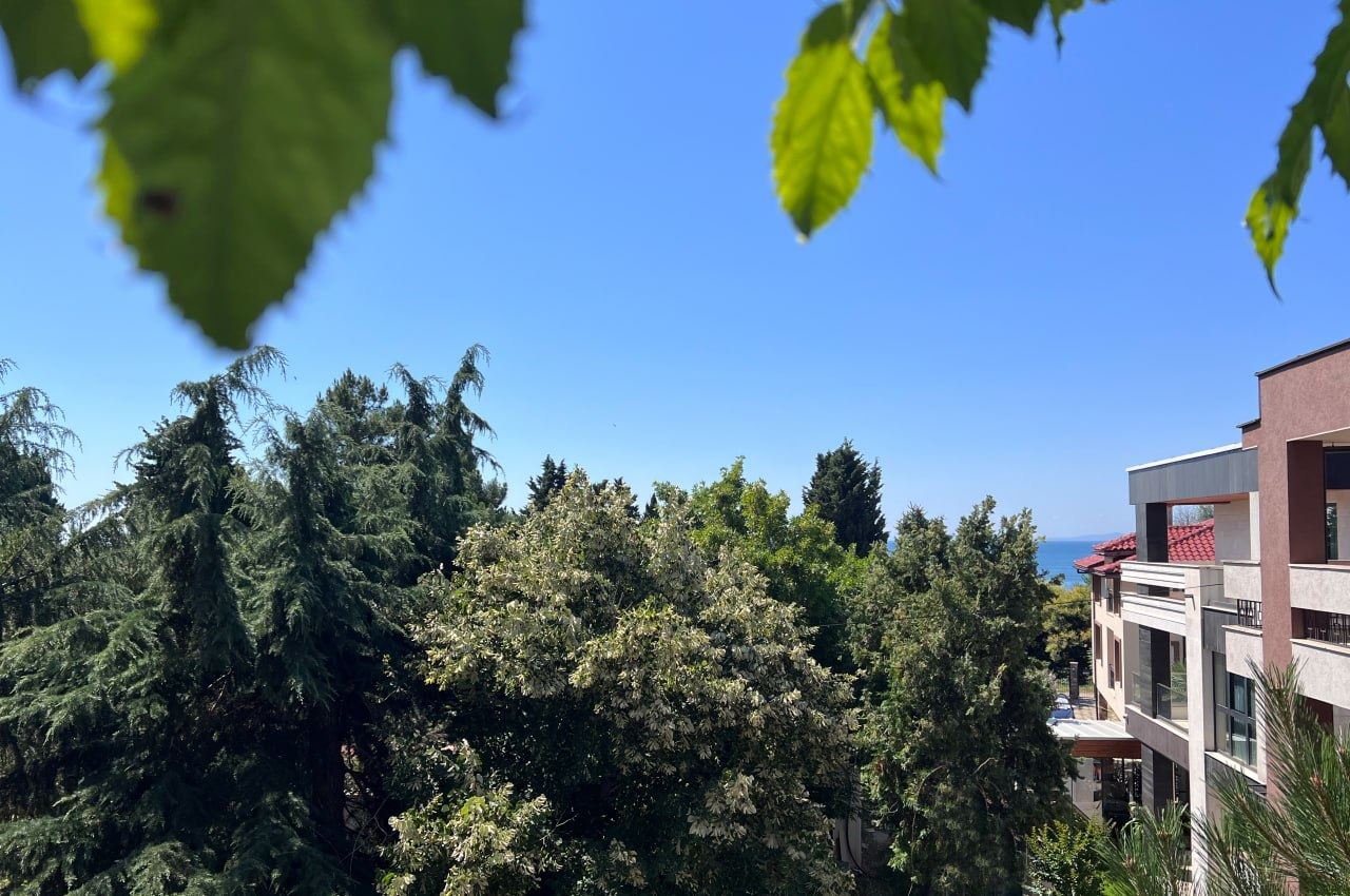 Prostorný apartmán se třemi ložnicemi a panoramatickým výhledem na moře pouze 50 metrů od pláže – nízký poplatek za údržbu!