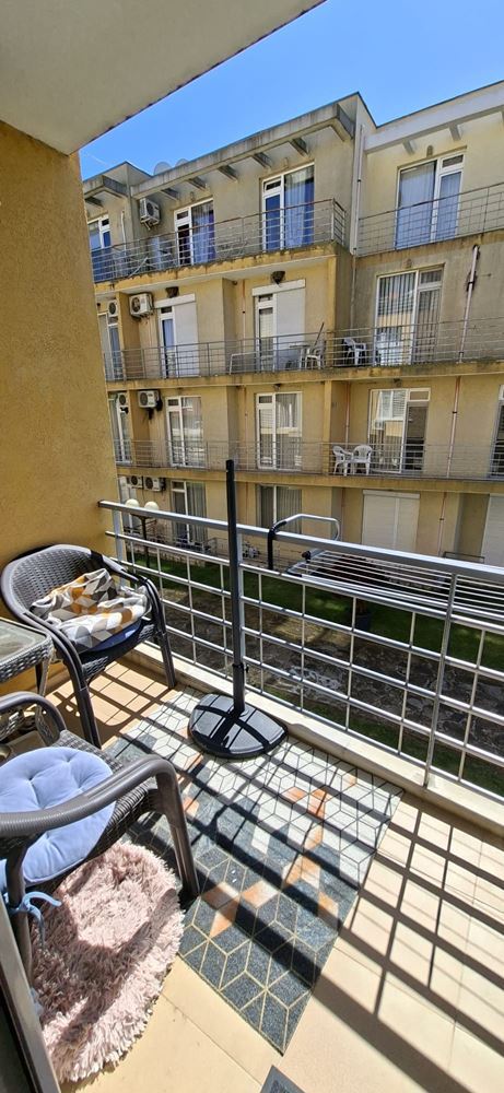 Prostorný a světlý byt s jednou ložnicí v udržovaném komplexu poblíž Slunečného pobřeží