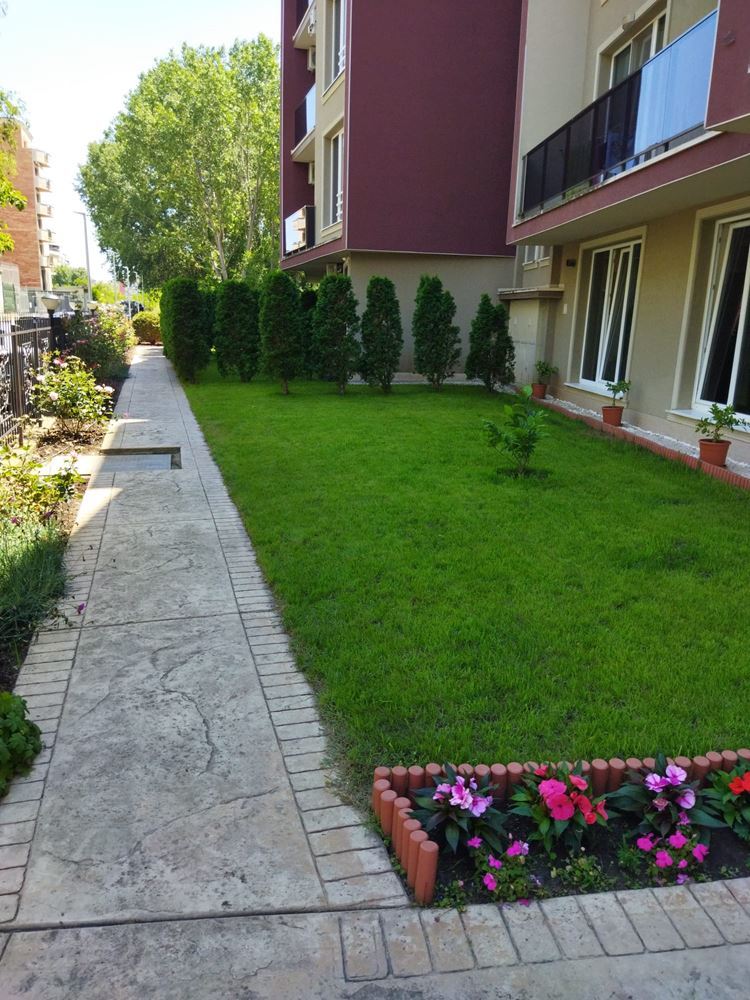 Apartmán s jednou ložnicí a vlastní zahradou na Slunečném pobřeží – Vaše zelená oáza u moře