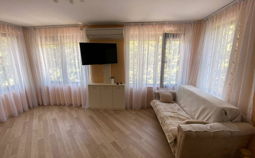 Apartmán se dvěma ložnicemi 50 metrů od pláže v Ravdě – moderní budova, komfort a vynikající poloha