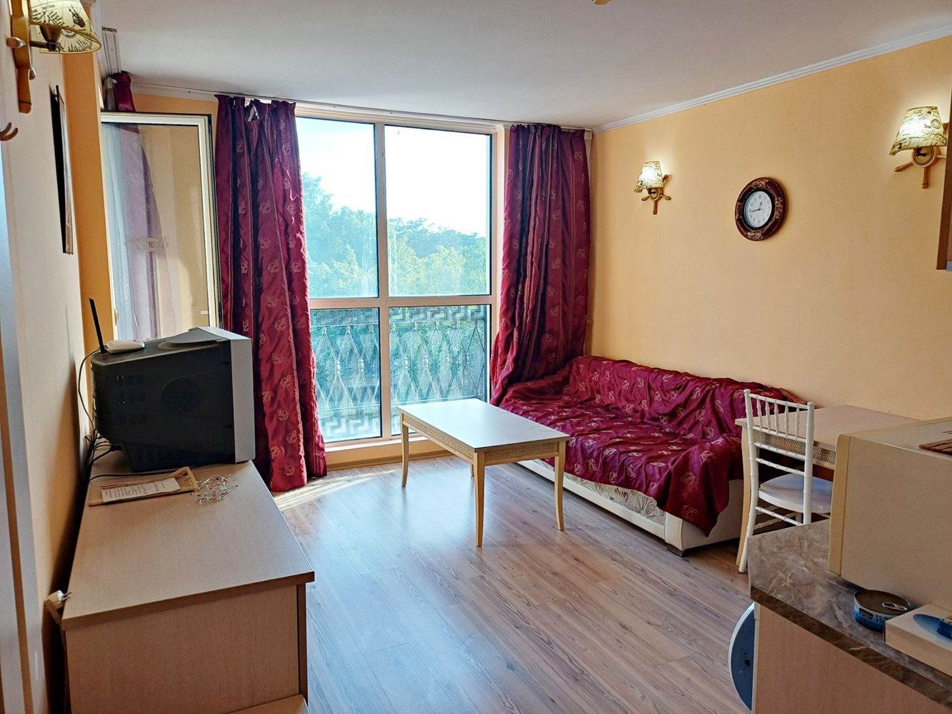 Elegantní apartmán s jednou ložnicí pouhých 100 metrů od pláže v prestižním komplexu na Slunečném pobřeží