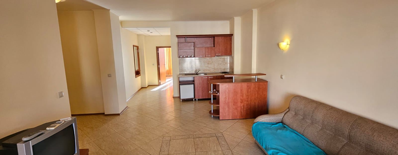 Prostorný apartmán s jednou ložnicí s výhledem na bazén – zařízený, s Aktem 16 a připravený k nastěhování