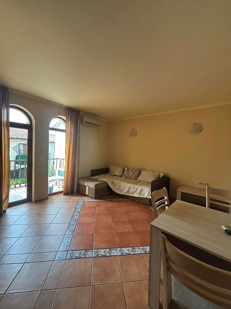 Světlý apartmán s jednou ložnicí, velkou terasou a výhledem do zeleně v Elenite