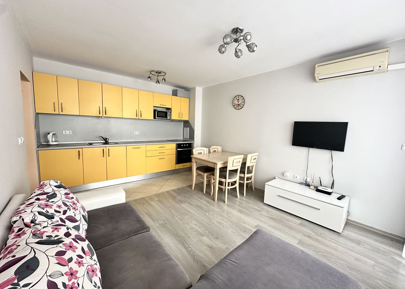 Byt s jednou ložnicí 100 m od pláže v Pomorie – komfort, pohodlí a výhled na moře