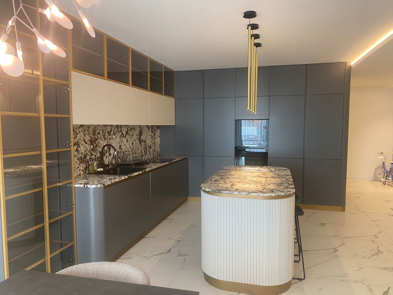 Elegantní a prostorný třípokojový apartmán v první linii u moře v Nesebaru – panoramatický výhled na moře a prémiový komfort