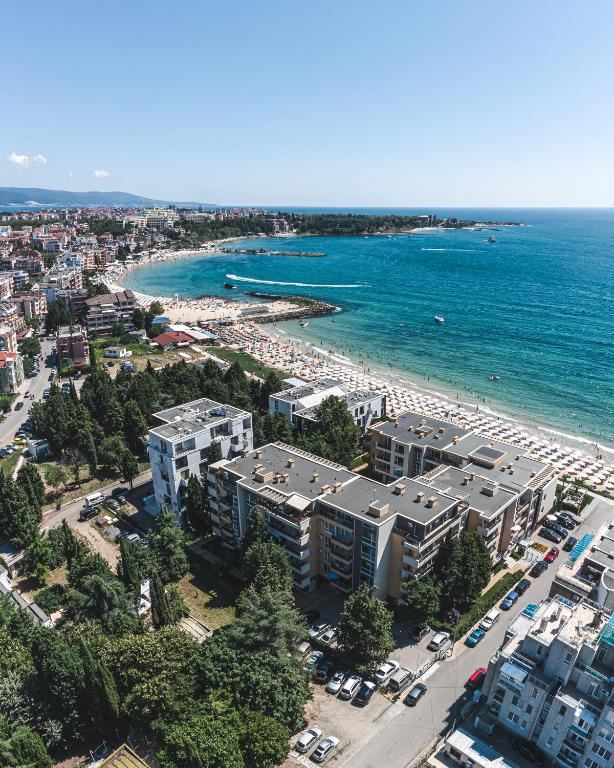 Prostorný 4pokojový apartmán s přímým panoramatickým výhledem na moře v luxusním komplexu na první linii v Ravdě