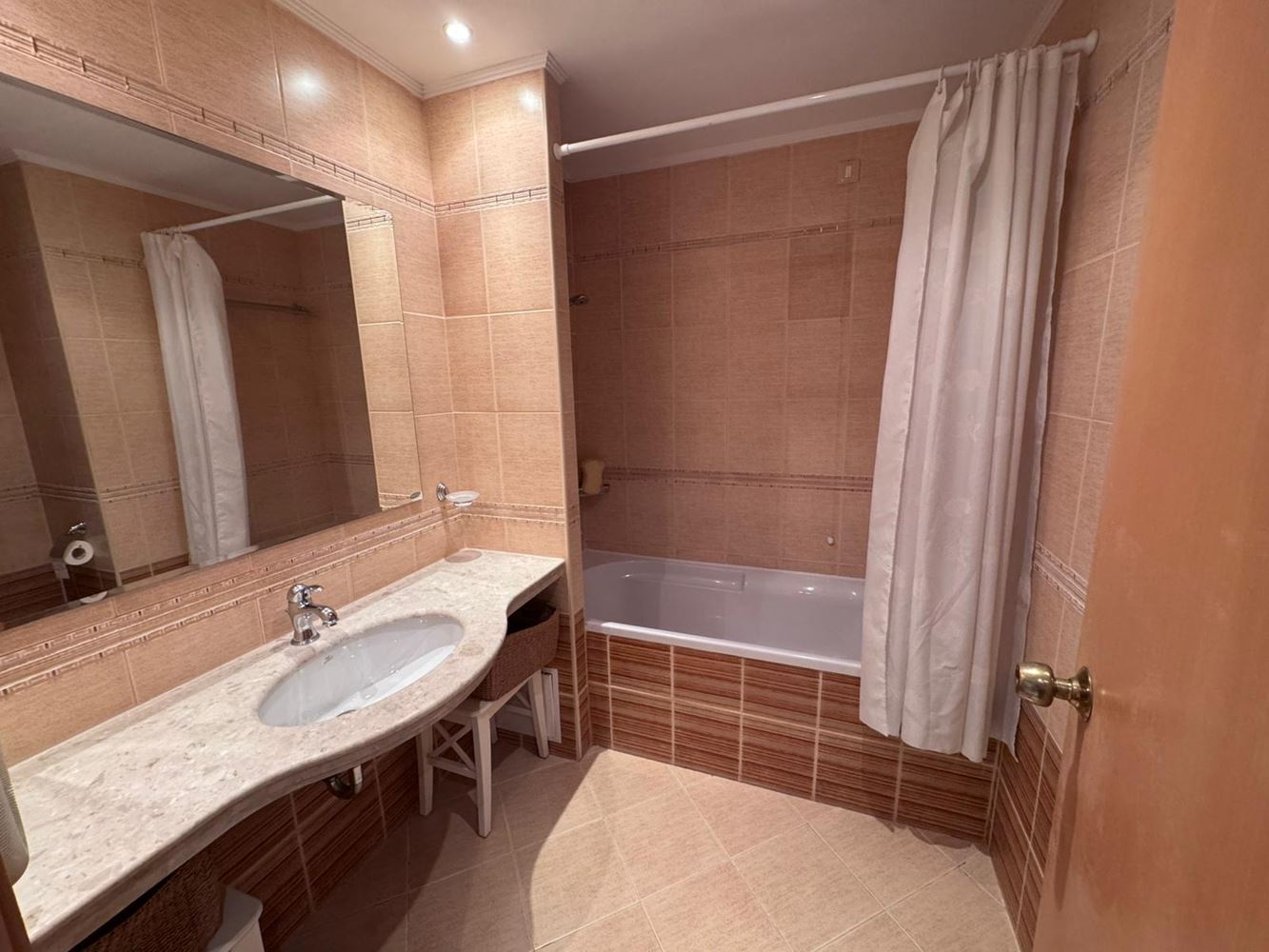 Luxusní byt s jednou ložnicí v prestižním komplexu na první linii – komfort, styl a nekonečné vybavení