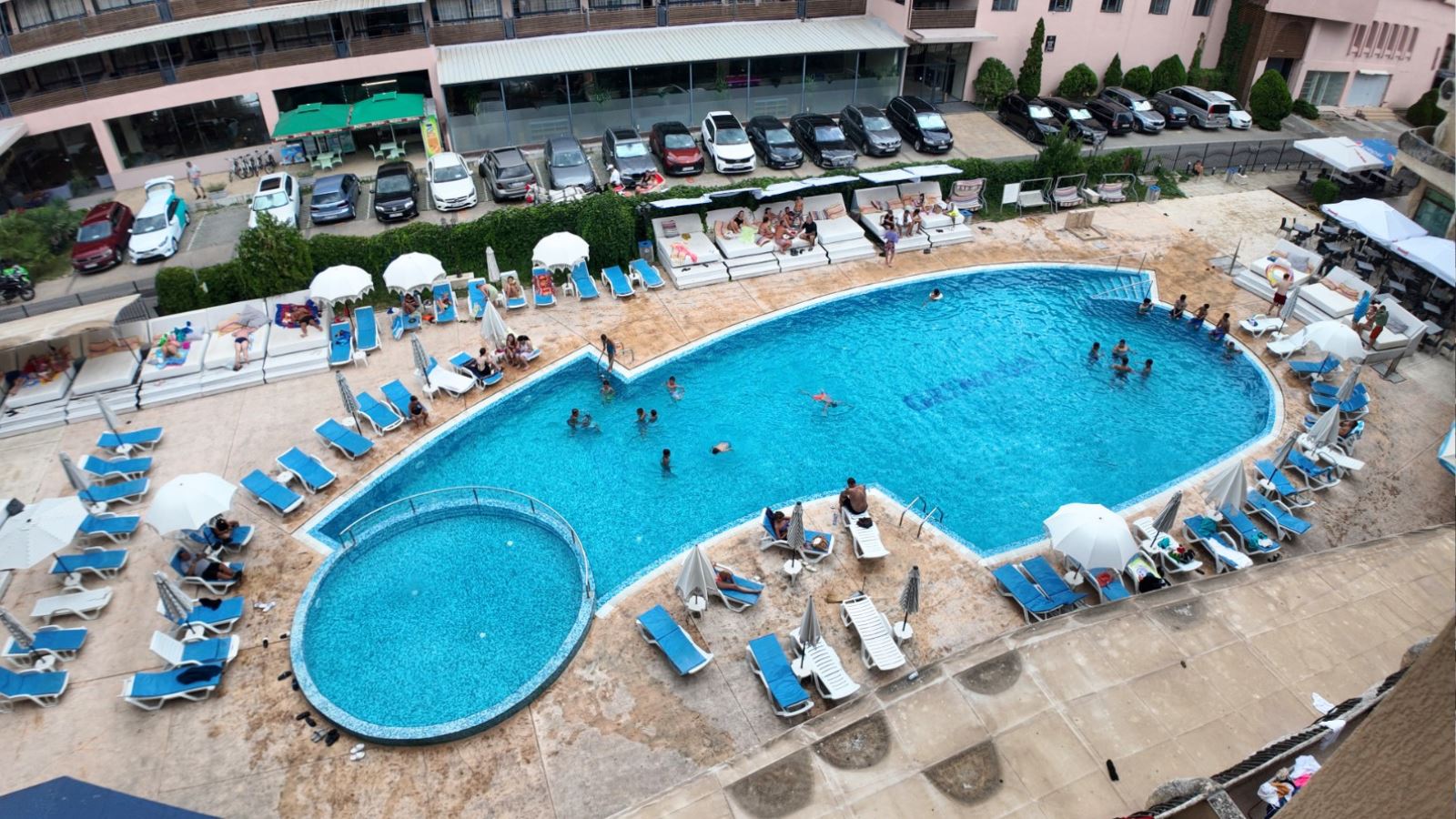 Krásný apartmán se dvěma ložnicemi na Slunečném pobřeží – kompletně zařízený v udržovaném komplexu