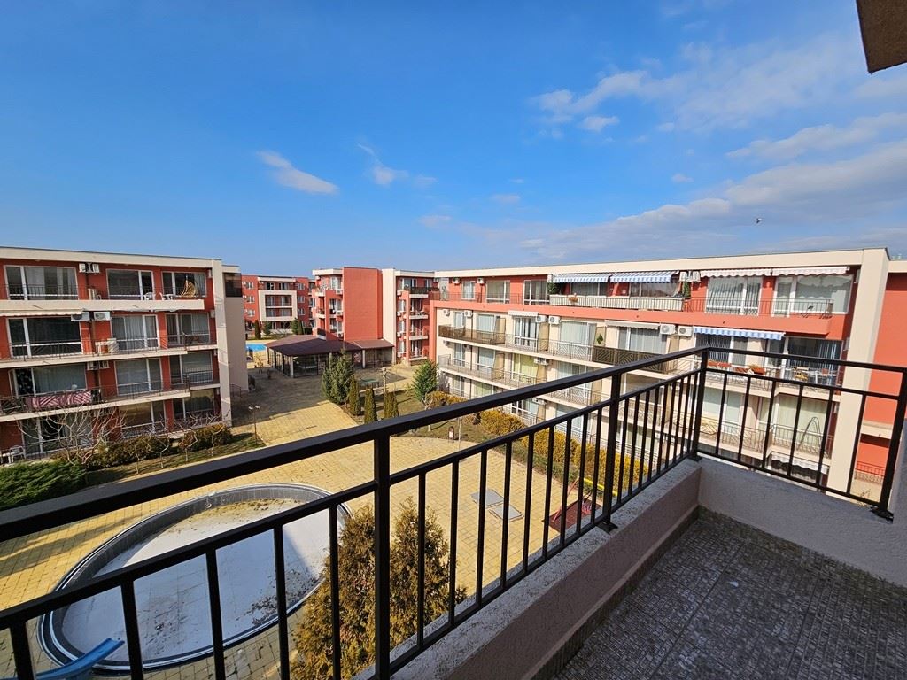 Plně zařízený byt s jednou ložnicí v nejvyšším patře v Sunny Beach – výhled na bazén a luxusní atmosféra