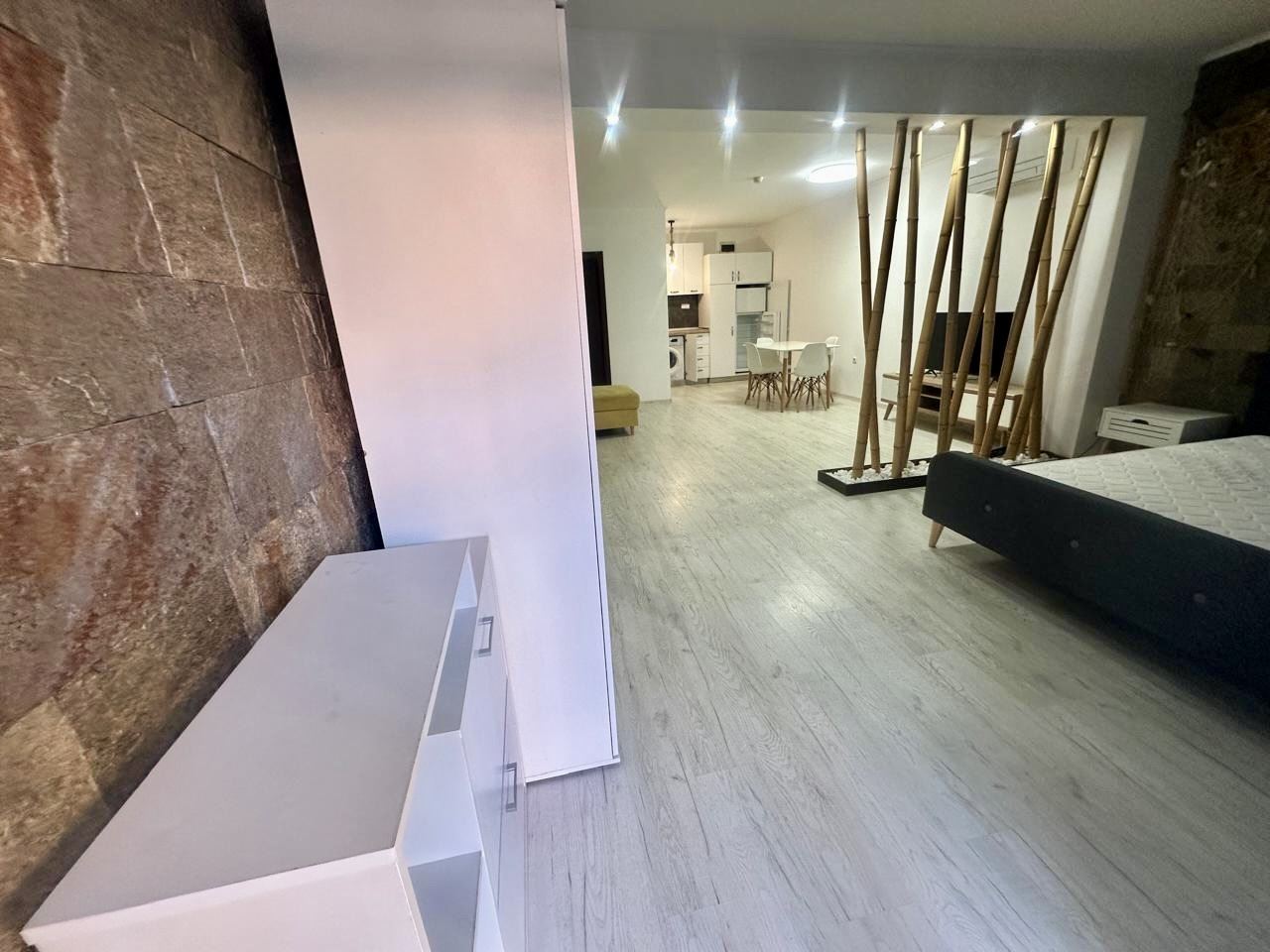 Prostorné studio v přízemí s terasou a možností přeměny na byt s jednou ložnicí – pouze 300 m od moře