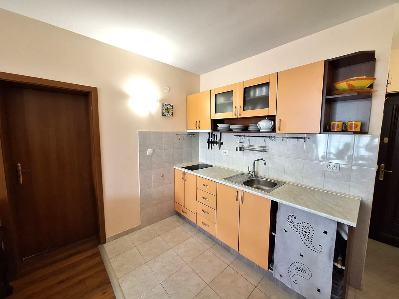 Prostorný a plně zařízený apartmán s jednou ložnicí v blízkosti pláže