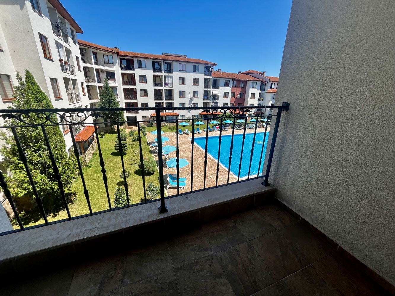 Prostorný apartmán se dvěma ložnicemi v Nesebaru – kompletně zařízený a připravený k nastěhování