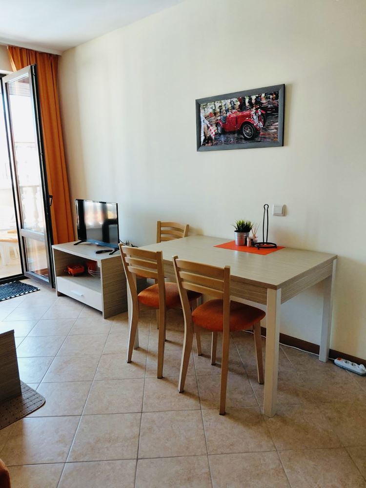 Přímořský komfort s výhledem na bazén – apartmán s jednou ložnicí v prestižním komplexu v Slunečném pobřeží